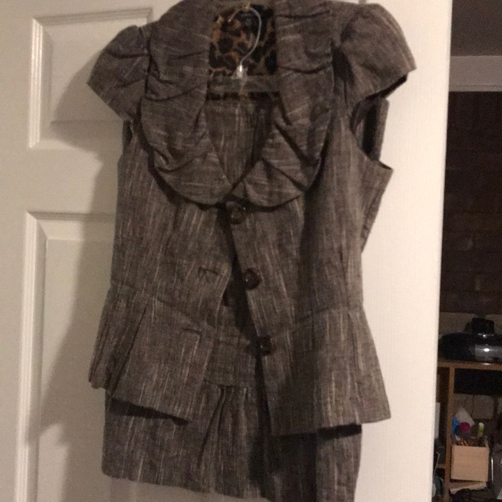 Skirt suit